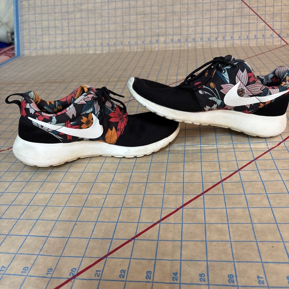 Nike Roshe Run Black Sail Floral Aloha Hawaiian Shoes Womens Size 7.5 599432-090 - Picture 3 of 8